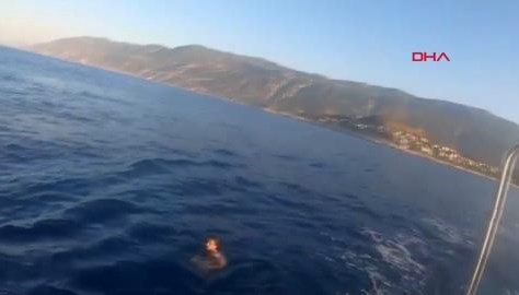 yuzerek yunan adasina kacmaya calisirken yakalandi ZFFJ3aBH